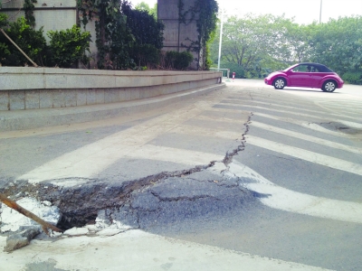 路面大面積下沉并出現(xiàn)裂縫。曹盧杰 攝