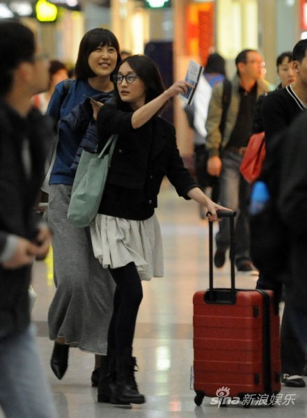 周迅素顏笑對(duì)記者無(wú)畏偷拍 表情搞怪路人圍觀