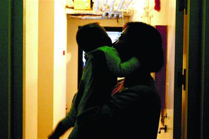 單親媽媽獨自養(yǎng)兒女 做推拿師專偷客人錢