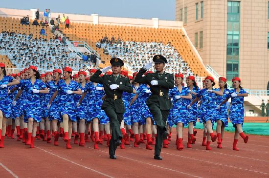 青島軍訓(xùn)大閱兵:女生海藍(lán)短裙紅貝雷帽風(fēng)姿迷人