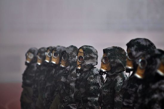 青島軍訓(xùn)大閱兵:女生海藍(lán)短裙紅貝雷帽風(fēng)姿迷人