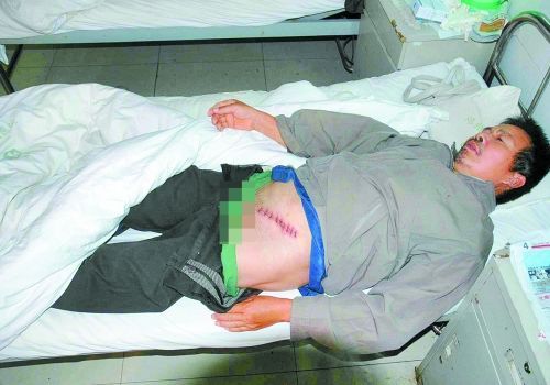 遭暴打后，環(huán)衛(wèi)工人彭付振被送往醫(yī)院救治。