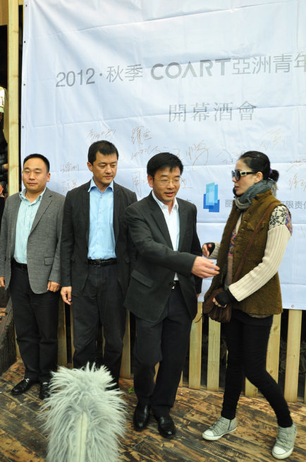 王菲李亞鵬高調亮相秀恩愛 個性天后變小女人