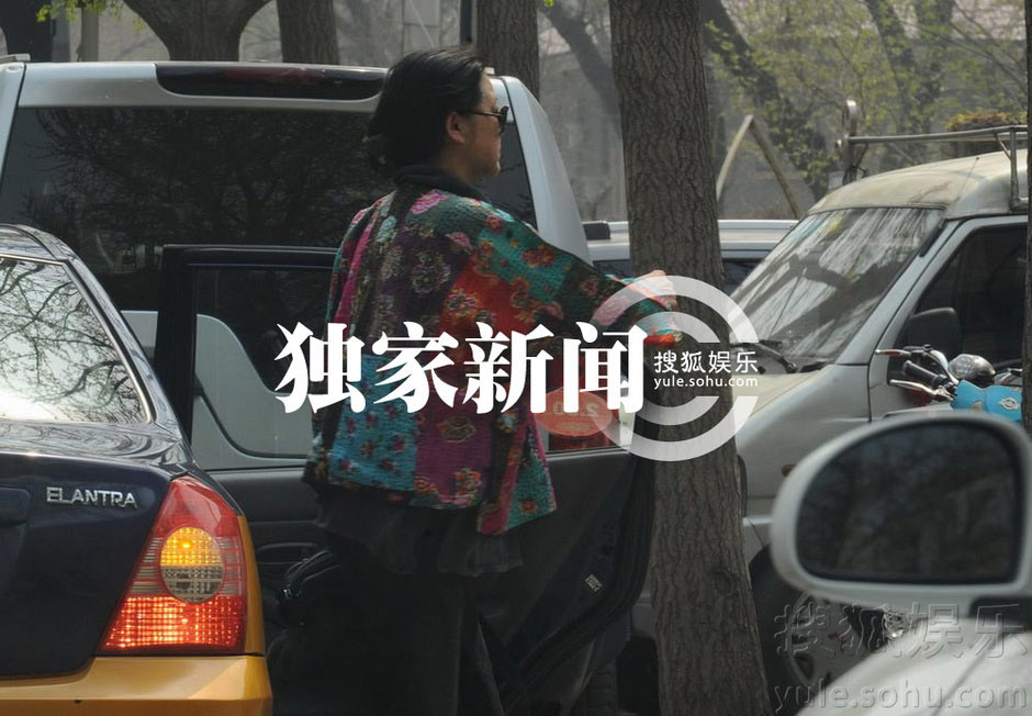 倪萍素顏出門買衣服顯老態(tài)