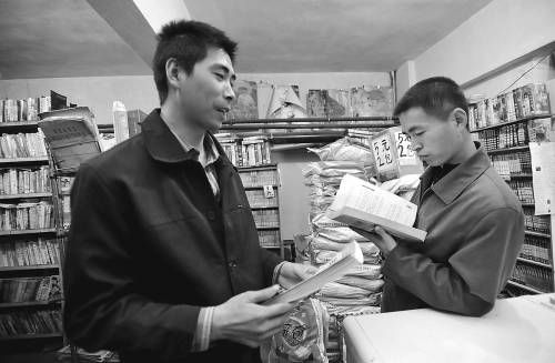 河南打工小伙馬輝在烏魯木齊一間200多平方米的地下室里，自辦“打工者書(shū)屋”，專門(mén)為打工者提供租書(shū)、看書(shū)服務(wù)。朱翊攝