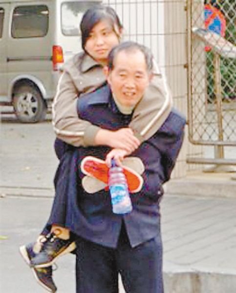 邱世祿背小娟上學(xué)。