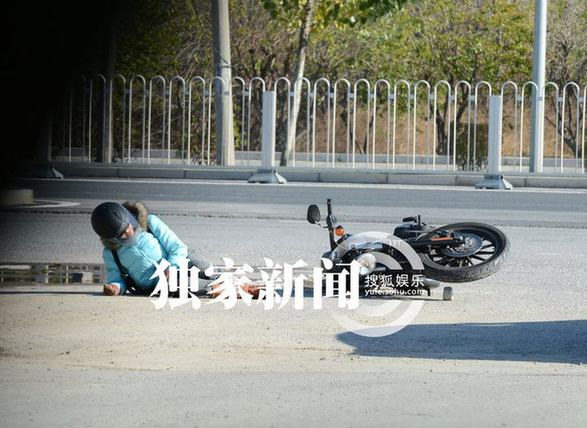 愛戴與神秘男騎機車狂飆出車禍 倒地不起電話求救