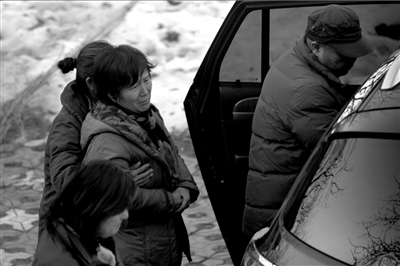 死者家屬聞訊傷心不已，并立即趕往醫(yī)院。本報記者譚青攝