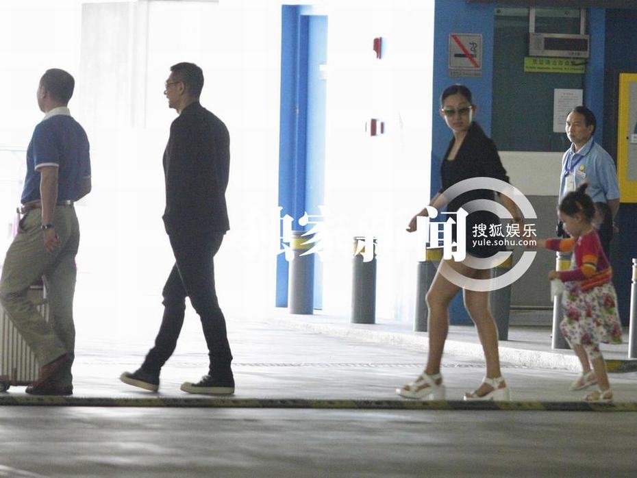 趙文卓攜妻帶女現(xiàn)身機(jī)場(chǎng) 妻子熱褲秀長(zhǎng)腿女兒可愛近照曝光