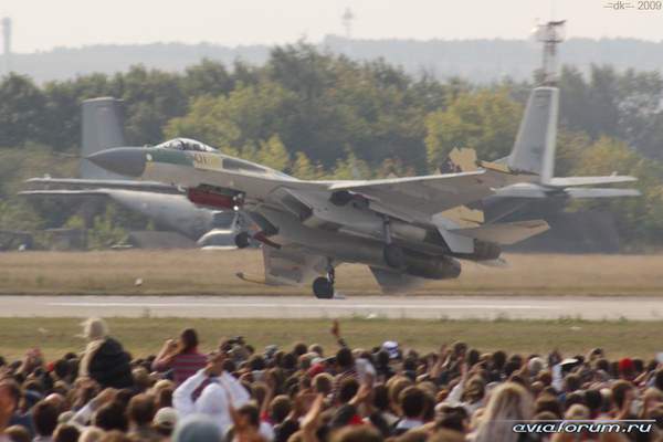 資料圖：蘇-35戰(zhàn)機曾表演單輪著陸。