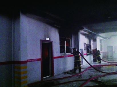 青島海爾路車行起火爆炸 15輛消防車2小時才撲滅