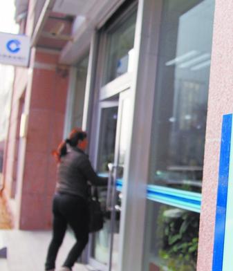 7成人稱銀行應(yīng)晚2小時關(guān)門 銀行:不劃算沒必要