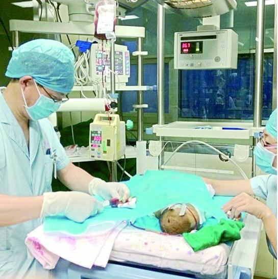 男嬰剛出生31小時(shí)黃疸嚴(yán)重 全身?yè)Q血逃過(guò)一難 
