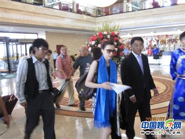 董卿臺(tái)下緊張背詞罕見(jiàn)工作照 看其全版素顏照