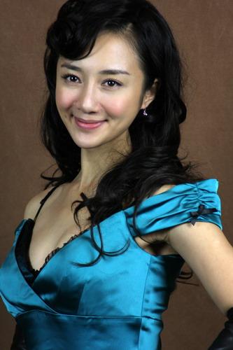 李依曉的身影遍布熒屏，以清新、甜美的姿態(tài)迅速走進人們的視野，為觀眾所熟知、喜愛。