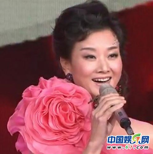 宋祖英確認(rèn)加盟蛇年春晚 連登24屆春晚造型大回顧(組圖)