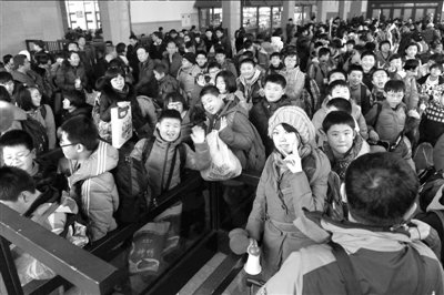 記者走訪調(diào)查203人僅半數(shù)購(gòu)得火車票