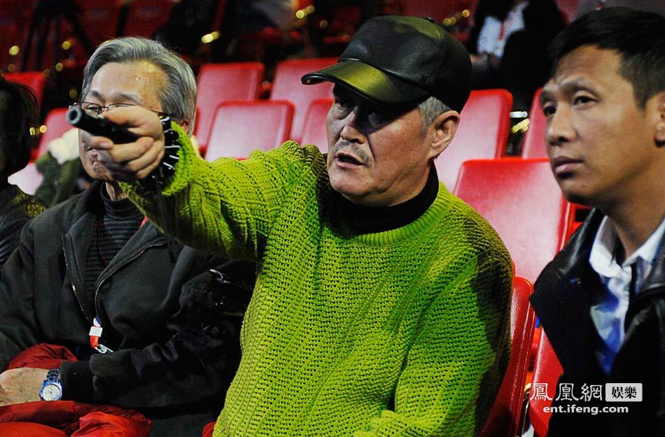 趙本山參加2013江蘇衛(wèi)視春晚小品《有錢了》錄制。