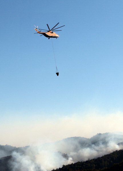 云南大理山火已連燒30小時(shí) 油庫(kù)安全告急