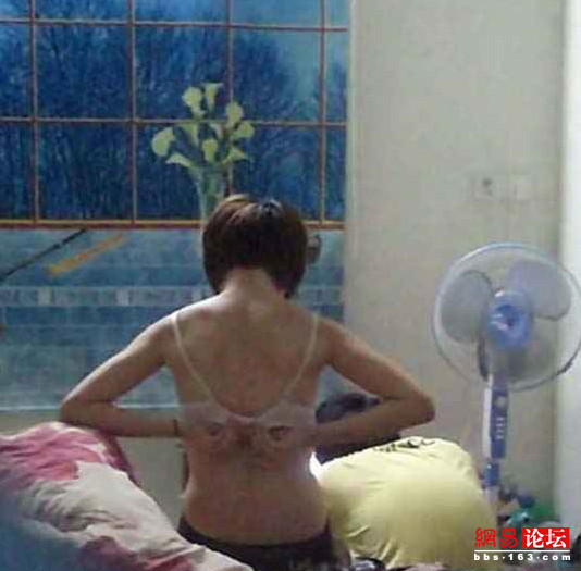 震驚臥室偷拍 關好自己家門窗啊