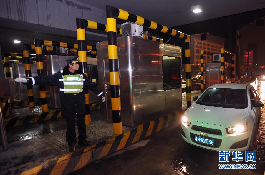 （社會(huì)）（1）全國(guó)收費(fèi)公路春節(jié)小型客車免費(fèi)通行正式實(shí)施