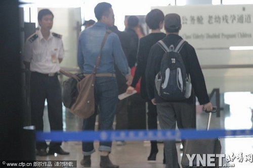 孫儷鄧超機(jī)場(chǎng)搭背牽手秀恩愛(ài)