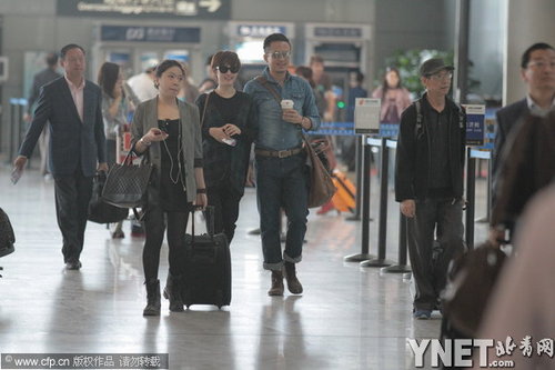 孫儷鄧超機(jī)場搭背牽手秀恩愛