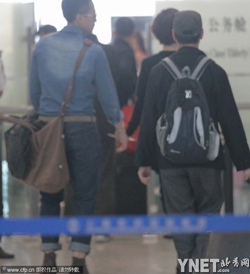 孫儷鄧超機(jī)場(chǎng)搭背牽手秀恩愛