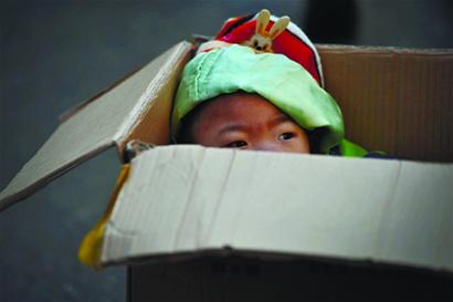 年輕母親為救3歲腦癱兒來青 寒風中抱兒擺攤賣棗