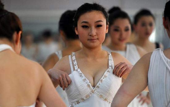 在藝考中，女學(xué)生為了追求更好的狀態(tài)亮相，掀起整容熱潮