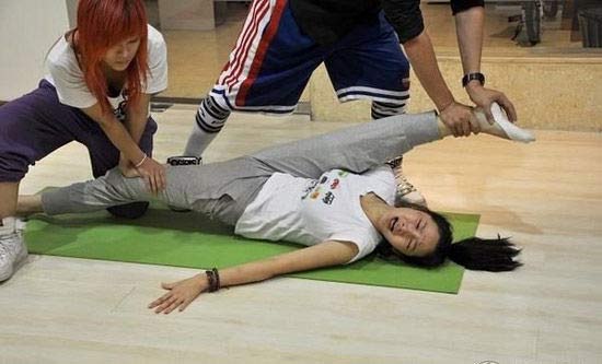 在藝考中，女學(xué)生為了追求更好的狀態(tài)亮相，掀起整容熱潮