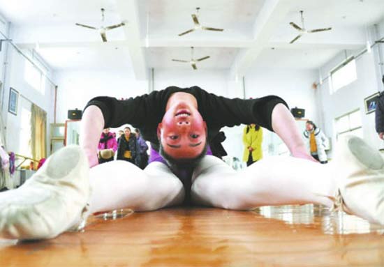 在藝考中，女學(xué)生為了追求更好的狀態(tài)亮相，掀起整容熱潮