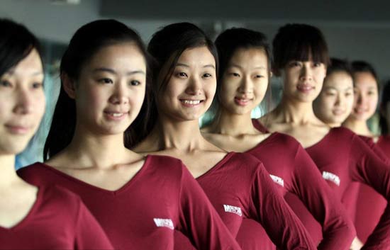 在藝考中，女學(xué)生為了追求更好的狀態(tài)亮相，掀起整容熱潮