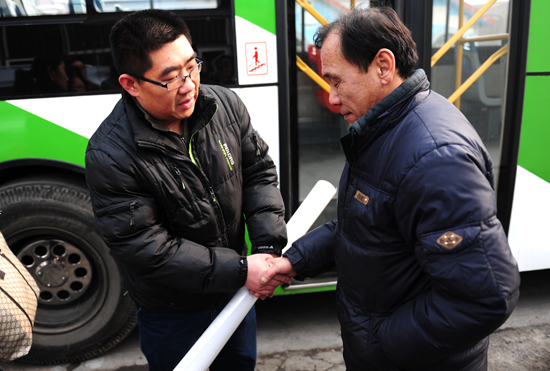 老人摔倒賴上公交車 家人登門道歉退還錢