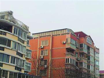 沿海高檔小區(qū)私建違法房攀比成風 不拿城管當回事