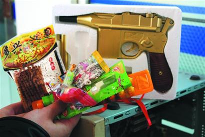 傍校小店備足三無(wú)零食坐等開(kāi)學(xué) 大賺孩子壓歲錢