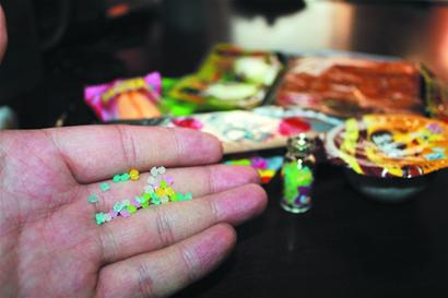 傍校小店備足三無(wú)零食坐等開(kāi)學(xué) 大賺孩子壓歲錢