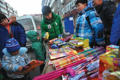 煙花爆竹銷售遇冷 算賬對(duì)賬零售業(yè)戶發(fā)愁