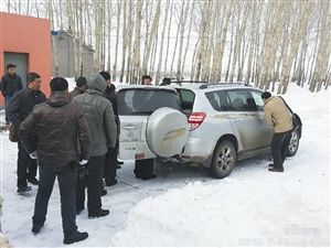 昨天上午，警方對(duì)被盜車(chē)輛進(jìn)行勘察