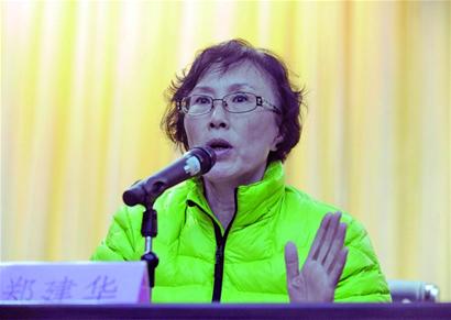 早報(bào)春雨講堂開(kāi)講 尤鳳偉鄭建華昨在青島26中講了第一課