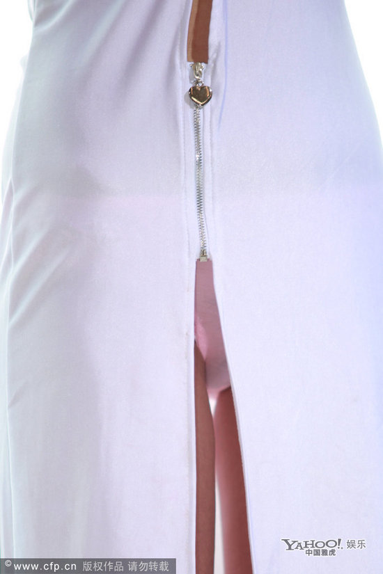 干露露車展上假唱遭圍觀 上露胸下露底腋毛顯形