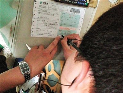 快遞員在裝著菜刀的包裹單上填寫單據(jù)。