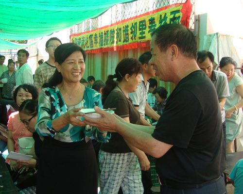 楊艷榮：用愛心變質幸福社區(qū) 做居民群眾貼心人