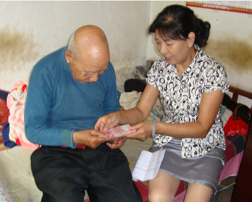 楊艷榮：用愛心變質幸福社區(qū) 做居民群眾貼心人