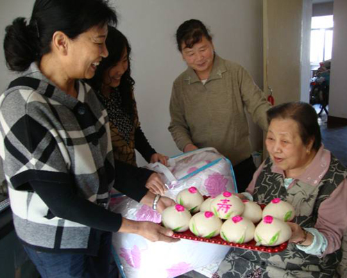 楊艷榮：用愛心變質幸福社區(qū) 做居民群眾貼心人