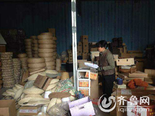 員工正在清點(diǎn)貨物。