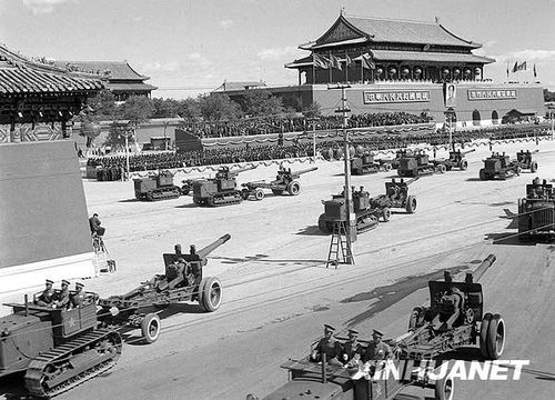 1951年國(guó)慶閱兵 給全國(guó)人民鼓舞士氣