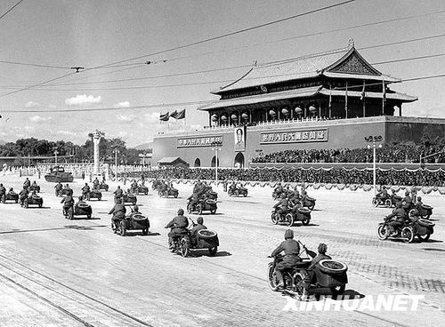 1951年國(guó)慶閱兵 給全國(guó)人民鼓舞士氣