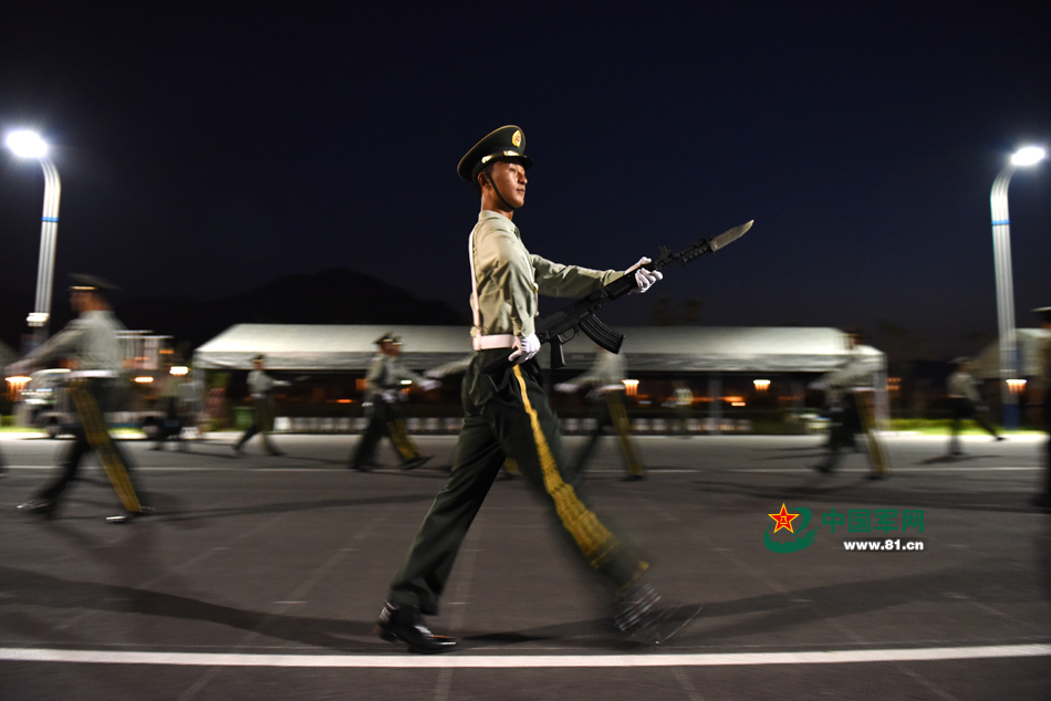 走進(jìn)閱兵村：看看軍人到底啥樣子