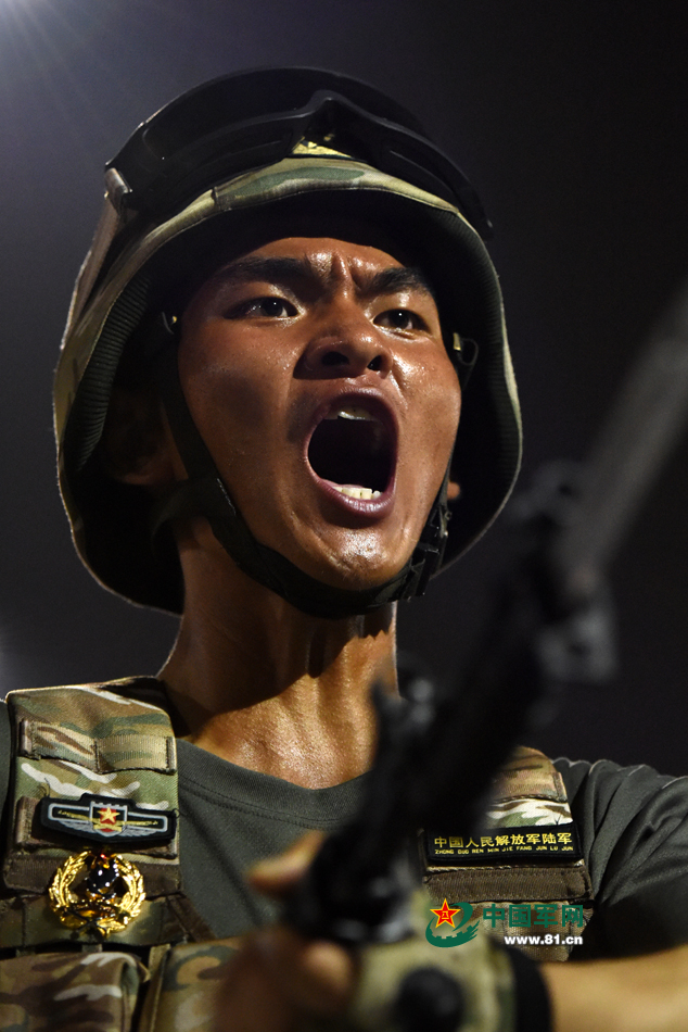 走進(jìn)閱兵村：看看軍人到底啥樣子